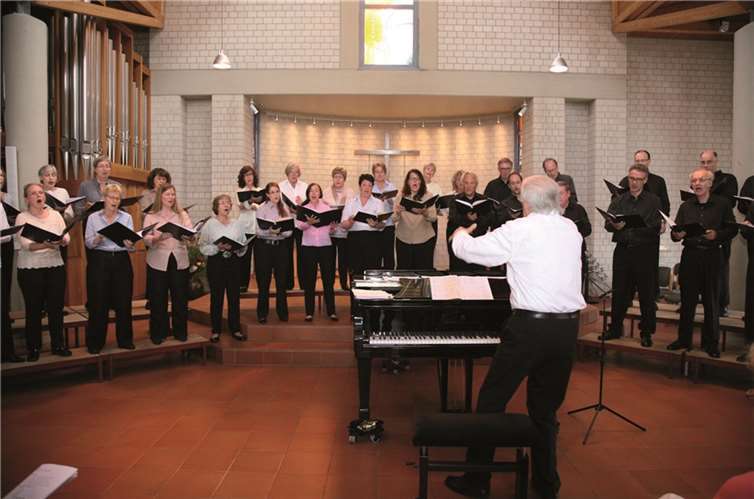 Unter der Leitung von Prof. Heribert Beissel brachte der Chor Höchstleistungen. STF