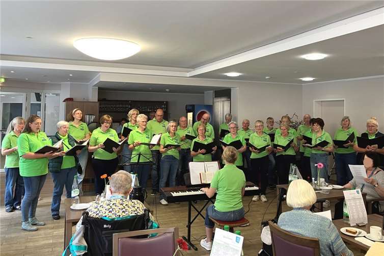 Folklore-Chor Montabaur zu Gast im Azurit Seniorenzentrum Unter der Leitung von Regine Reisinger präsentierte der Chor eine bunte Mischung aus Liebesliedern aus dem Sommerkonzert „All you need is love“. Foto: Folklore-Chor Montabaur / Christina Weiß