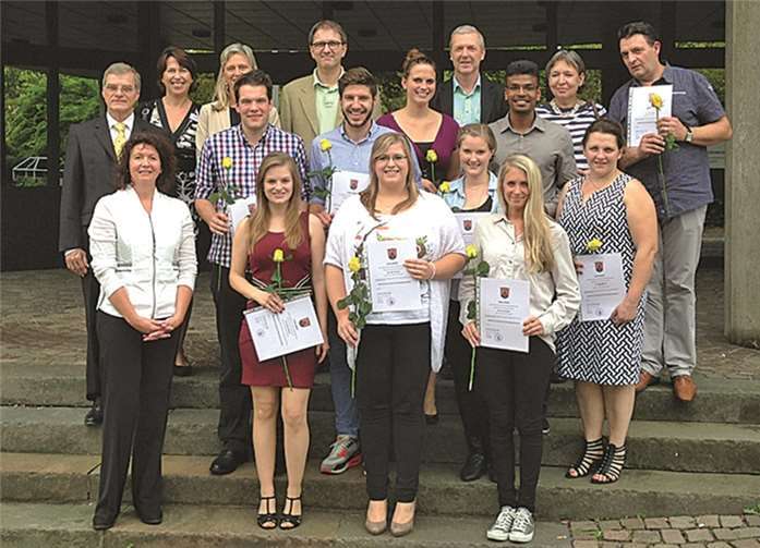 Unter der Leitung von Sabine Luce-Haepe (vorne, 1.v.l.) beendete jetzt erstmals ein Kurs die Ausbildung zum/zur MTRA: Sabine Luce-Haepe, Kursleitung und Lehr-MTRA, Katrin Wendel, Nelli Eckstein, Lena Seibert, Olga Maierle (1. Reihe v.l.), Max Merlin Pletzinger, Johannes Noll, Julia Hermes, Alex Baby Chalayi (2. Reihe v.l.), Dr. Wolfgang Penski, Stefanie Gebauer, Lehr-MTRA, Jutta Hoffart, Lehr-MTRA, PD Dr. Götz Lutterbey (hinten 4. v.l), Ärztlicher Leiter, Peter Schmitz, Leiter des Rheinischen Bildungszentrums, Elisabeth Becker-Kalapis, Lehr-MTRA und Mile Josifov (3. Reihe v. l.).privat