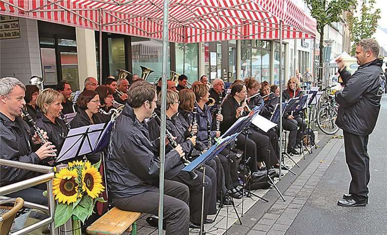 Unter der Leitung von Stefan Klein spielten die Musikfreunde Fidelia Wormersdorf trockenes Wetter für den verkaufsoffenen Sonntag herbei. STEIN