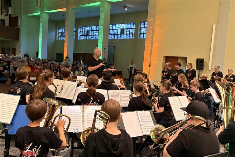Unter der Leitung von Thorsten Krause überzeugte das Jugendorchester gemeinsam mit den Klienten mit rockigen Melodien und musikalischen Einlagen!