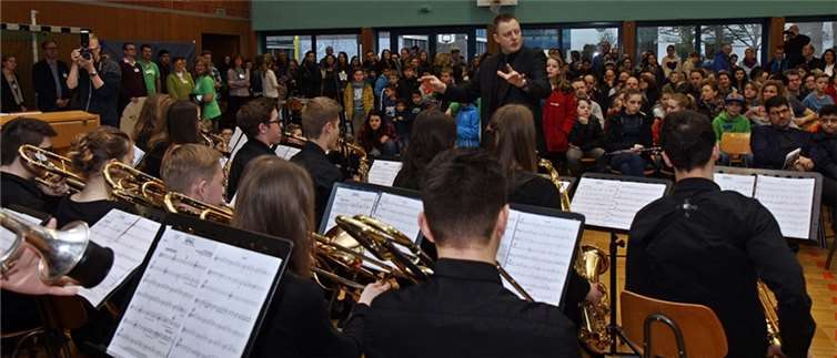 Unter der Leitung von Uli Diefenthal zeigten die Schüler der Bläserklasse der sechsten Klassenstufe und der BigBand, was sie drauf haben.Willi Willig