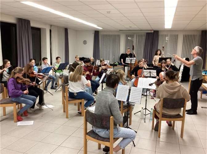 Unter der Leitung von Ulrich Will proben Schülerinnen und Schüler des Sinfonieorchesters für das baldige Musikfest am Eichendorff-Gymnasium. Quelle: Eichendorff-Gymnasium