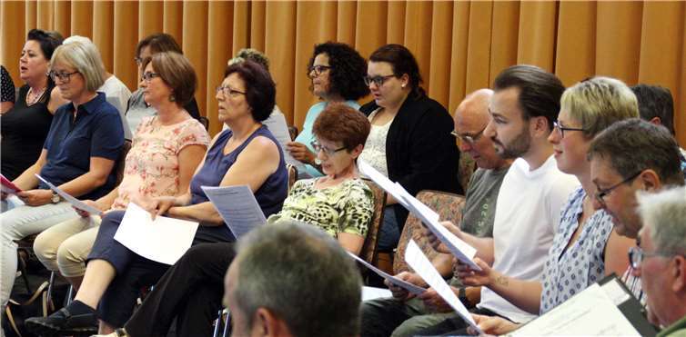 Unter der Leitung von Wolfgang Fink studieren derzeit rund 65 Sänger aus Thalhausen, Rüscheid und Meinborn das neue Raiffeisen-Musical ein.  Raiffeisenbank Neustadt