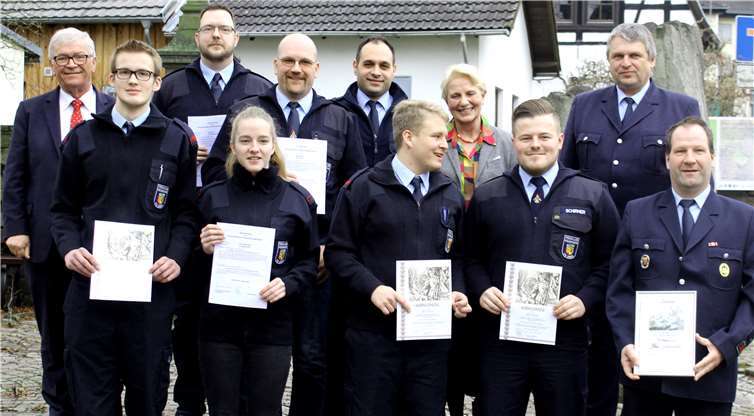 Unter der Linde auf dem Dorfplatz versammelten sich die Verpflichteten und Beförderten sowie die Geehrte um Stadtbürgermeister und die VG-Beigeordnete. DL