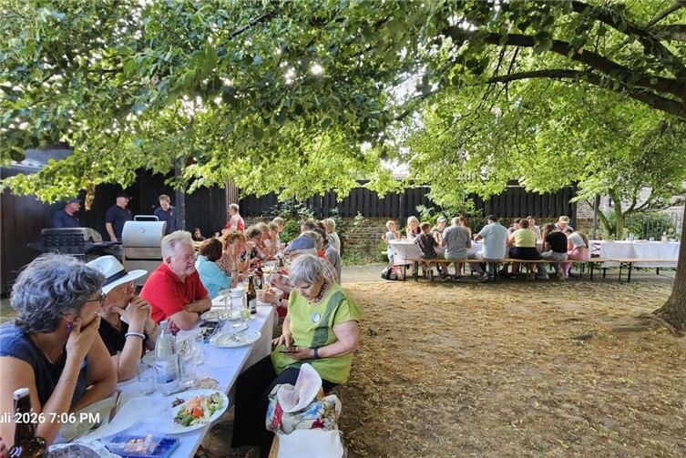 Unter der Linde gemeinsam zu Abend essen