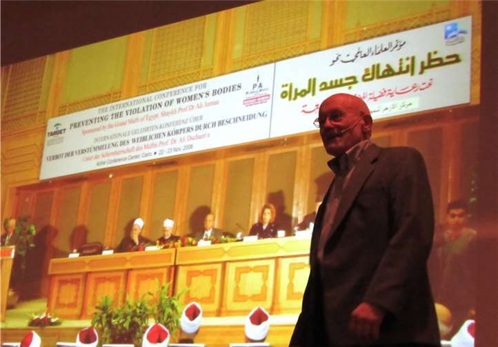 Unter der Schirmherrschaft des ägyptischen Großmuftis durfte die von Nehberg gegründete Menschenrechtsorganisation TARGET im Jahr 2006 in Kairo eine Internationale Islam-Gelehrten-Konferenz gegen weibliche Genitalverstümmelung einberufen. Dort wurde der 5000-jährige religiöse Brauch offiziell geächtet.