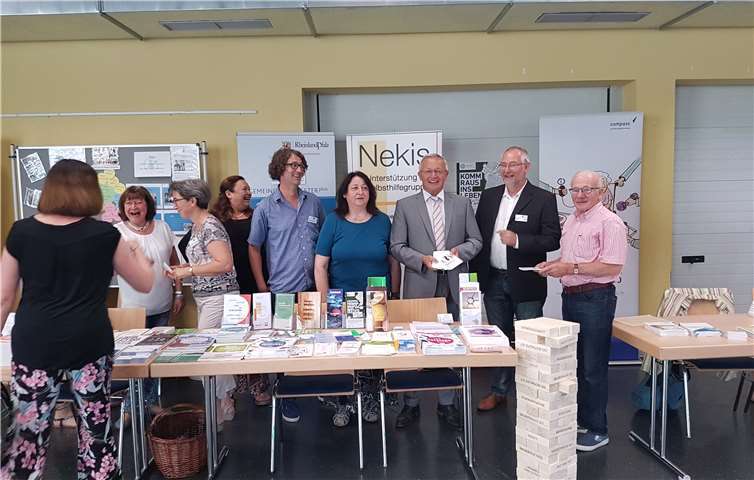 Unter der Schirmherrschaft von Landrat Achim Hallerbach (3.v.r.) veranstalteten die Pflegestützpunkte I und II Neuwied in Zusammenarbeit mit der Neuwieder Kontakt- und Informationsstelle für Selbsthilfe (NEKIS) die Neuwieder Senioren-Informationsmesse.privat