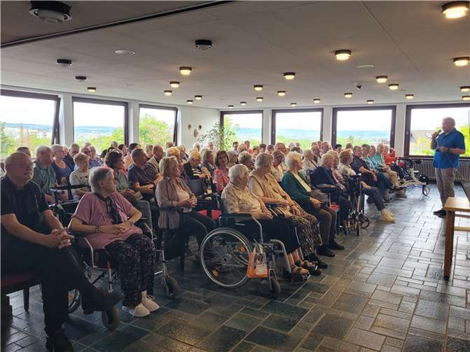 Unter der Überschrift „Betrugsmaschen und Prävention durch die Polizei“ lud die St.-Stephan-Nachbarschaft ihre Mitglieder kürzlich zu einer Aufklärungsveranstaltung ins Altenzentrum St.-Stephan ein.