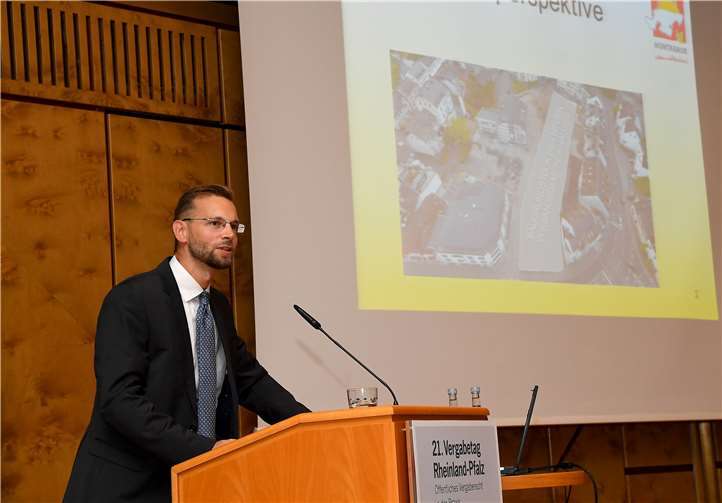 Unter der Überschrift „Wettbewerbe als Vergabeinstrument“ stellte Bürgermeister Ulrich Richter-Hopprich das Bauvorhaben Verbandsgemeindehaus dem Fachpublikum vor.Foto: Kristina Schäfer