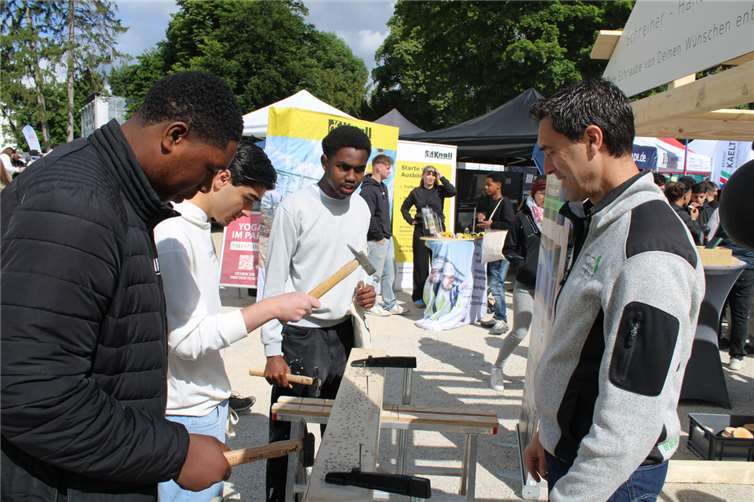 Unter der fachkundigen Anleitung von Obermeister Maik Rönnefarth erhielten Interessierte erste Einblicke ins Schreiner-Handwerk.  Fotos: DU