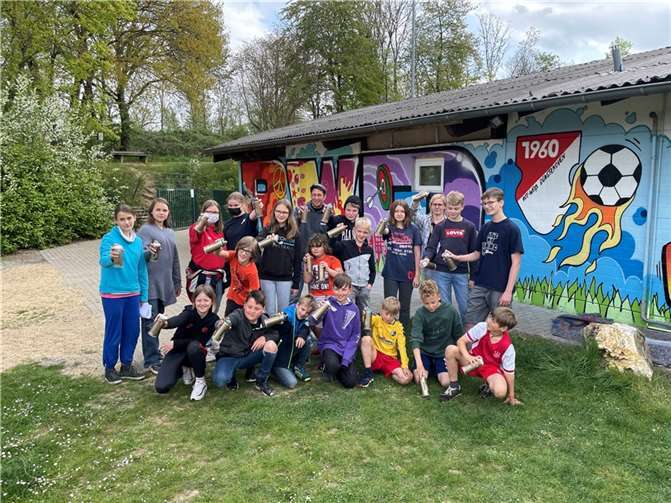 Unter der fachkundigen Anleitung von Streetartkünstler Martin Liebschner, in der Szene besser bekannt als „Plaque one“, und Raphael Mohr alias „Frank Zappel“ haben 21 Kinder und Jugendliche im Alter von 8 bis 15 Jahren gemeinsam die Außenwände des Vereinsheims von Rot-Weiß Dünstekoven inklusive Kühlwagen neugestaltet. Fotos: privat