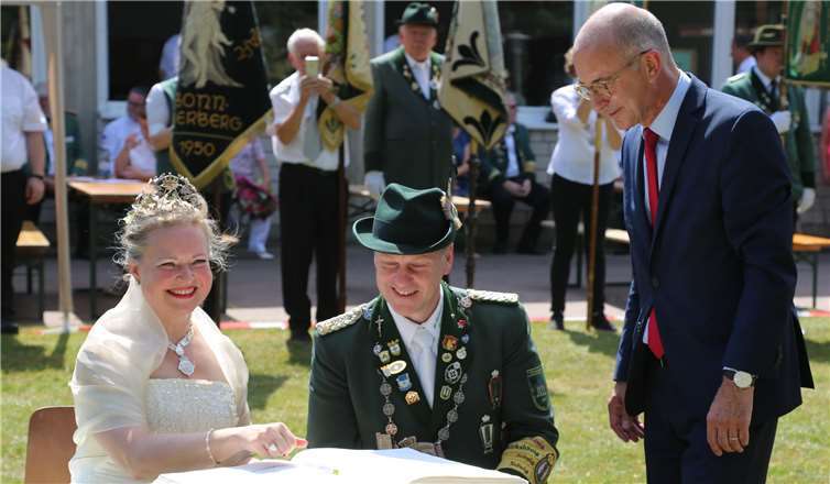 Unter der fachkundigen Aufsicht von BürgermeisterBert Spilles trugen sich Reiner und Petra Arenz indas Goldene Buch der Stadt Meckenheim ein.