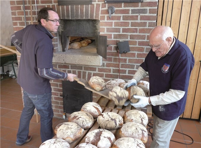 Unter der fachkundigen Betreuung von Franz Daub und Max Lauterbach wurden im Beller Backes zahlreiche Steinofenbrote gebacken.