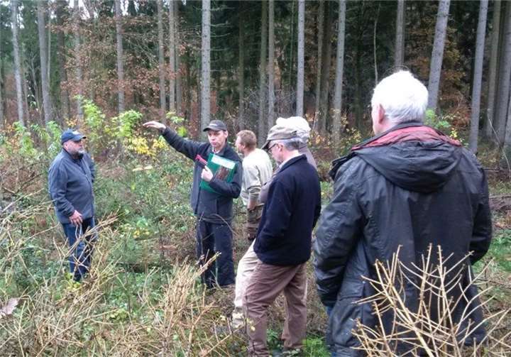Unter der fachkundigen Führung des zuständigen Revierförsters, Thomas Tullius, wurden die zahlreichen Teilnehmer fach- und sachkundig über die Beschaffenheit und den Charakter des Waldes informiert.privat