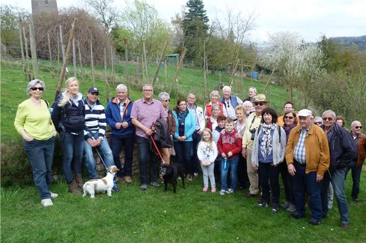 Unter der fachkundigen Führung von Frank Krajewski erkundeten die Mitglieder der FBL die heimische Pflanzenwelt. privat