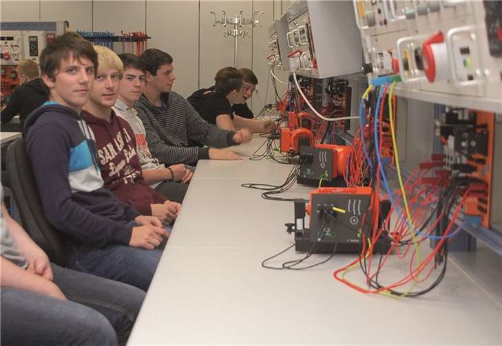 Unter der kundigen Leitung von Azubis testeten die Schüler sie ihre Fähigkeiten.