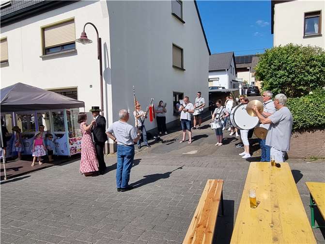 Unter der musikalischen Begleitung des Ockenfelser Tambourcorps „Rheinklänge“ zeigte das Königspaar zum Auftakt seine Tanzqualitäten. Fotos: privat