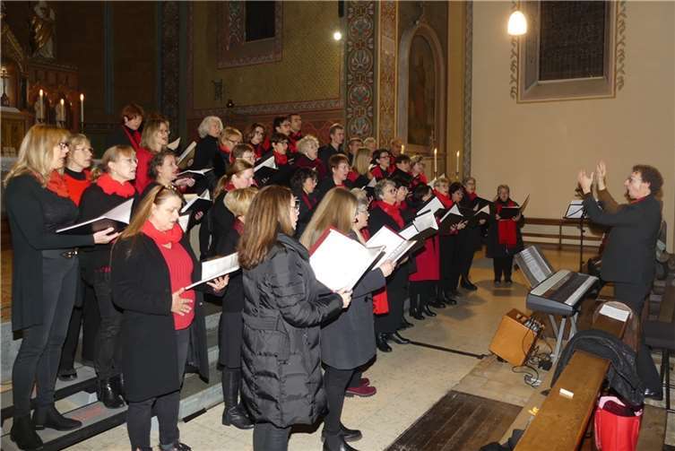 Traumhafte Melodien erfüllten die Pfarrkirche Unter der musikalischen Leitung von Daniel Brengmann bot der Chor TonArt Hambuch ein Weihnachtskonzert.