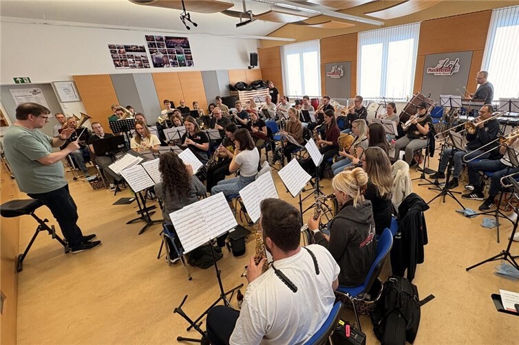 Unter der musikalischen Leitung von Reinhard Lisecki und Christian Krier bereiten sich die rund 55 Musikerinnen und Musiker seit vielen Wochen und Monaten mit großem Engagement auf das Konzert vor.