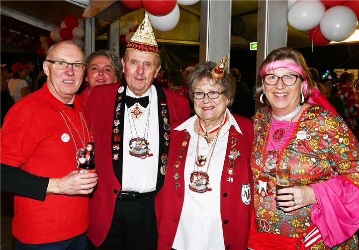 Unter die Narren im Festzelt in der Galters mischte sich auch so manches Urgestein des Westumer Karnevals.