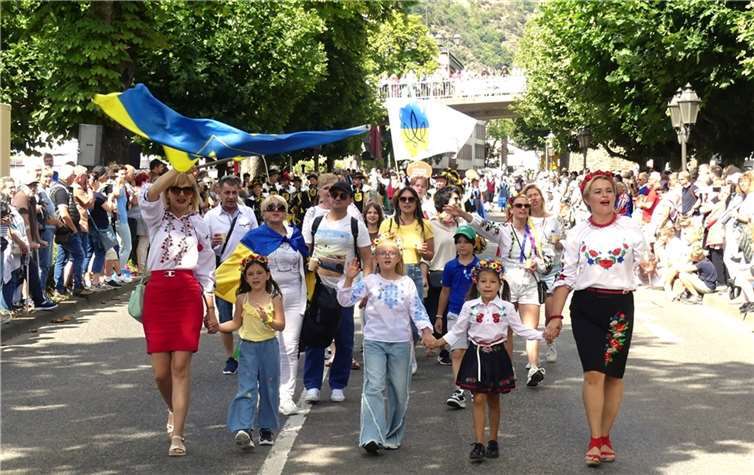 Unter die teilnehmenden Fußgruppen beim Festumzug hatte sich auch eine Formation der Einrichtung Ehrenamt Ukrainehilfe gemischt.
