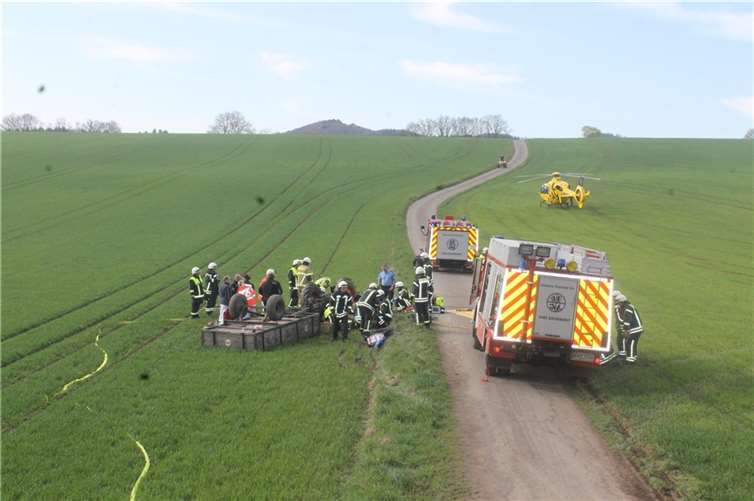 Glück im Unglück - Junger Mann überschlägt sich mit Traktor Unter diesem Gespann wurde der 19-Jährige begraben und überlebte unverletzt.