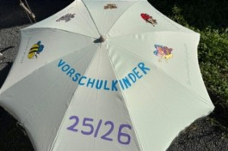 Unter diesem Schirm steht ein riesiges „Mensch ärgere Dich nicht“ Spiel
