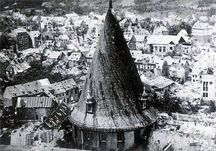 Unter einer Fenstergaube des Turms wurde 1946 die Bleiröhre versteckt, die nun nach 66 Jahren wiedergefunden worden ist. Der Blick vom Goloturm der Burg zeigt die zerstörte Stadt im Frühjahr 1946. Stadt Mayen