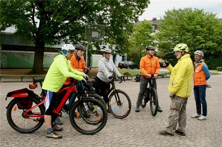 Unter fachkundiger Anleitung eines ADFC-Trainers meistern die Teilnehmenden auf ihren E-Bikes verschiedene Parcours und Engstellen. In kleinen Gruppen erlernen sie wertvolle Praxistipps zur sicheren Handhabung ihres E-Bikes. Foto: Rolf Geifes