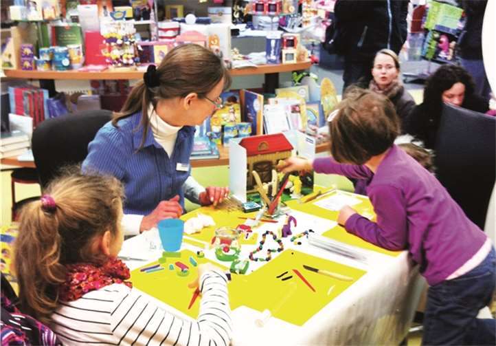 Unter fachkundiger Anleitung können die Kids bei Waldecker mit FIMO-Modelliermasse lustige Figuren formen und diese anschließend im Ofen brennen. FRE