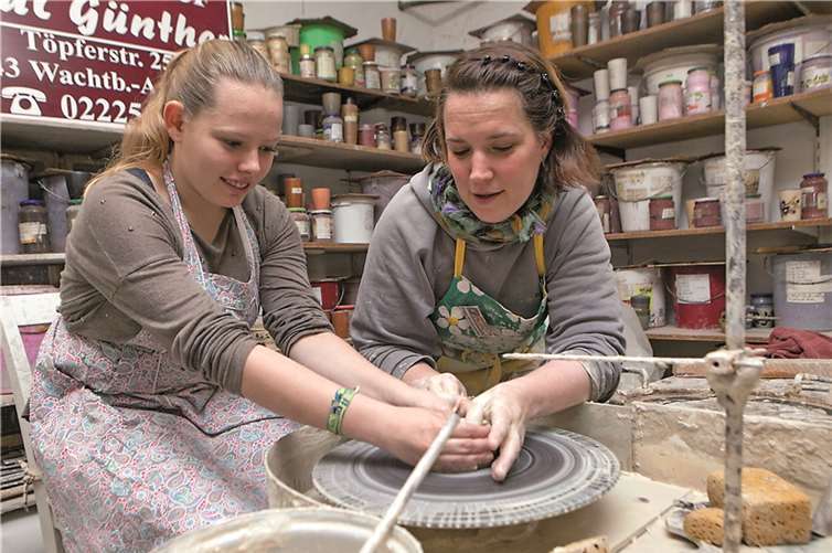 Unter fachkundiger Anleitung probierten die Gäste der Töpferei Paul Günther das Töpfern an der Drehscheibe.