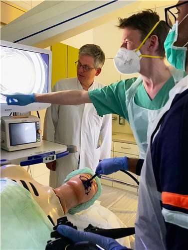 Unter fachkundiger Anleitung trainierten die Teilnehmerinnen und Teilnehmer an Bio-Simulatoreinheiten – zum Beispiel wie im Notfall eine akute Blutung im Magen gestillt werden kann.  Foto: Hannah Scosceria