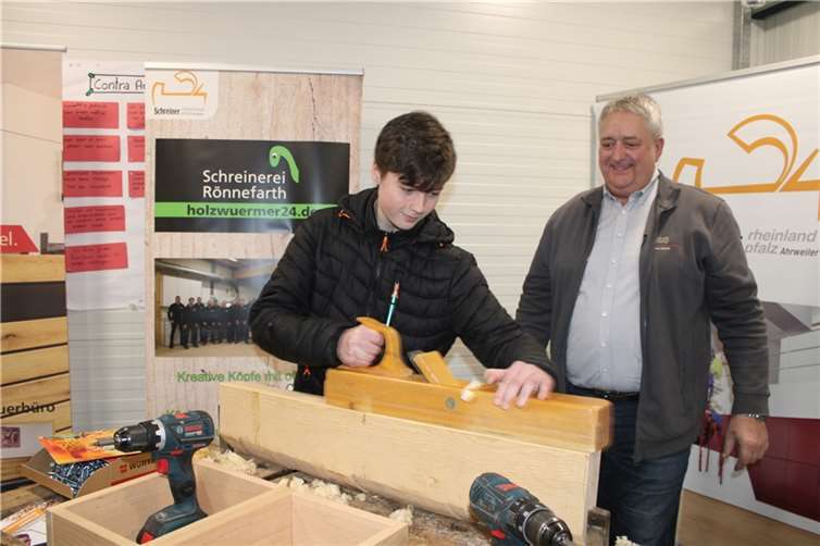 Unter fachkundiger Anleitung von Schreinermeister Thomas Nelles konnten Interessierte sich in Sachen Holzbearbeitung versuchen.  Foto: DU