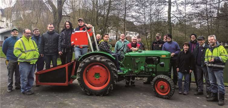 Unter fachkundiger Führung von Revierförster Erhard Rüdig konnte die Wald- und Flurreinigung beginnen.privat
