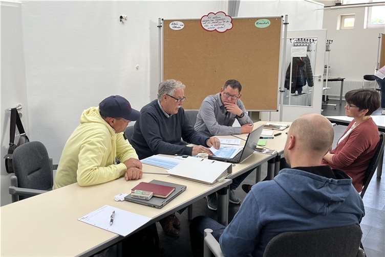 Unter fachkundiger Moderation von Burkhard Stöcker wurden in mehreren Arbeitsgruppen durch in der Spitze 25 Teilnehmende Themenbereiche identifiziert und mit Inhalten gefüllt. Foto: Burkhard Stöcker