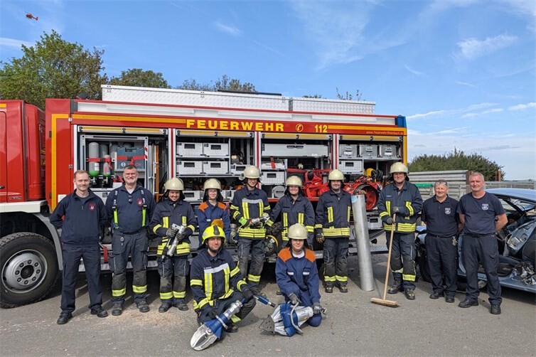 Unter fachlicher Anleitung der Ausbilder Jonas Mateka, Matthias Rößler, Thomas Gundlach und Rainer Girkens (jeweils außen) absolvierten die acht Teilnehmenden erfolgreich das Modul zur Technischen Hilfeleistung der Feuerwehr-Grundausbildung.