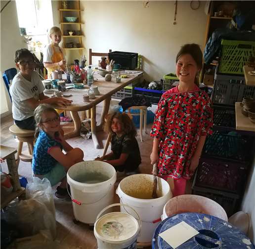 Unter fachlicher Anleitung und Hilfe wurden zum Beispiel Zwerge und Blumenvasen getöpfert.