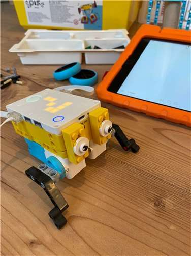 Unter fachlicher Anleitung von Medienpädagogin Michaela Weiß vom Medienleuchtturm aus Hachenburg lernen die Teilnehmer die ersten Schritte im Umgang mit „Spike“. Foto: privat