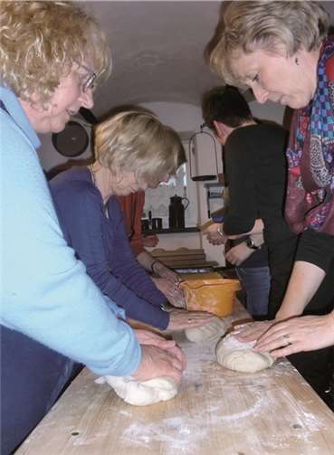 Unter fachmännischer Anleitung haben die Möhnen leckeres Bauernbrot gebacken.Privat