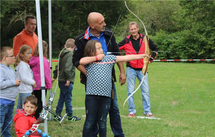 Unter fachmännischer Anleitung konnte das Bogenschießen ausprobiert werden.