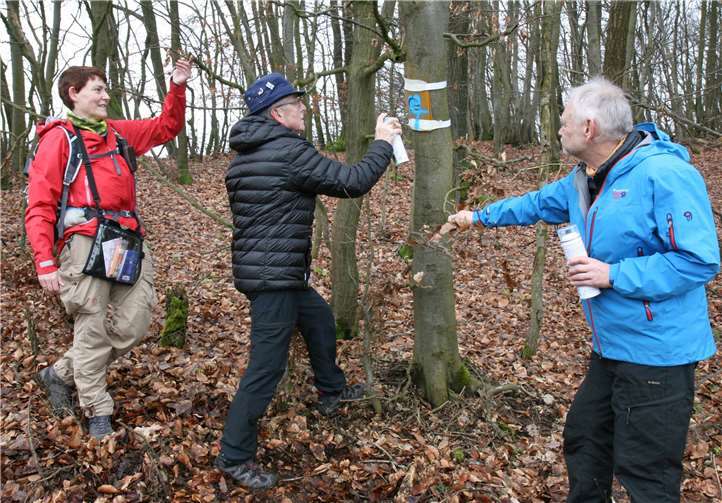 Unter fachmännischer Aufsicht von Ulrike Poller und Wolfgang Todt markiert Wegepate Engelbert Rieck den Weg.