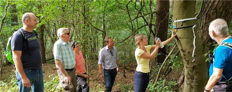 Unter fachmännischer Aufsicht von Ulrike Poller und Wolfgang Todt sprüht Wegepatin Anja Glomb ein sogenanntes Beruhigungszeichen. Privat