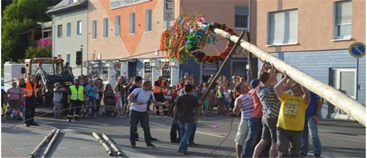 Unter fachmännischer Leitung von D. Fischbach wurde der Kirmesbaum gestellt.