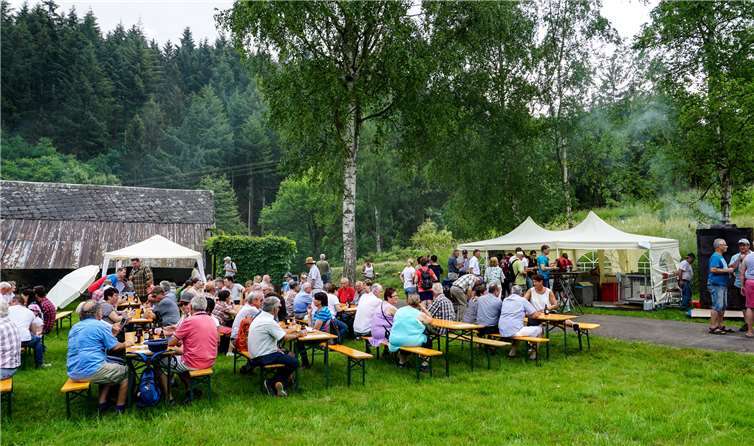 Unter freiem Himmel das kulinarische Angebot nutzen,das gehörte beim Mosel-Maifeld-Erlebnistag einfach dazu.