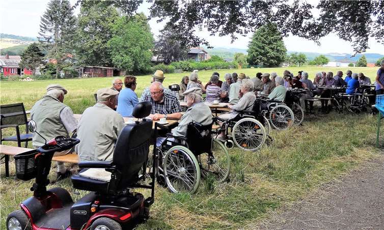 Unter freiem Himmel fand das Waldcafé der Initiative 555 Schritte statt. Foto: privat
