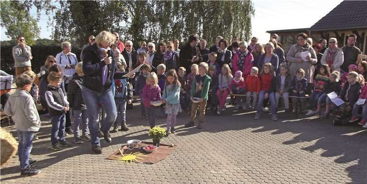Unter freiem Himmel feierten die Kinder bei der Familie Dung mit einem Wortgottesdienst Erntedank. privat