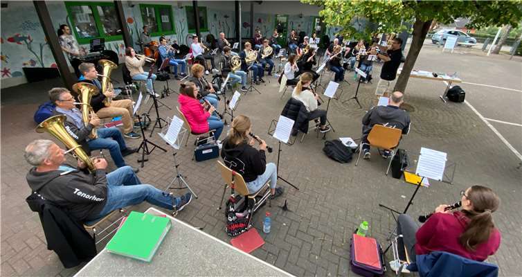 Unter freiem Himmel verwandelte sich der Schulhof an der Sonnenringhalle in Löf schnell zum neuen Proberaum.Quelle: Musikverein Löf