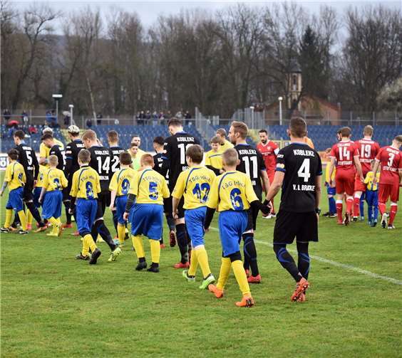 Unter großem Applaus der zahlreichen Fans aus Koblenz ging es in Richtung Mittelkreis. privat