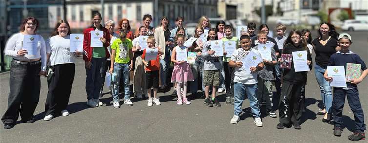 Unter großem Applaus erhielten alle Kinder und Jugendlichen, die sich am Vorlesewettbewerb der Förderschulen mit dem Schwerpunkt Lernen im Landkreis Neuwied beteiligt hatten, eine Teilnahmeurkunde sowie ein Buchgeschenk.